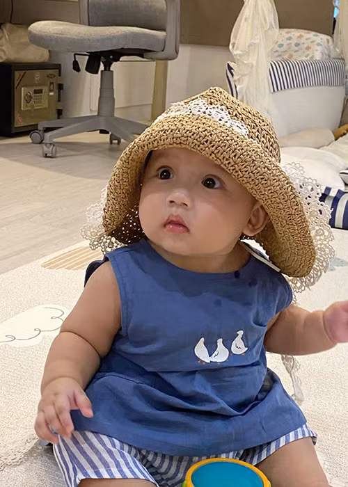 Bé Finn có đôi mắt tròn và chiếc miệng “hóng chuyện” được nhận xét giống bố.