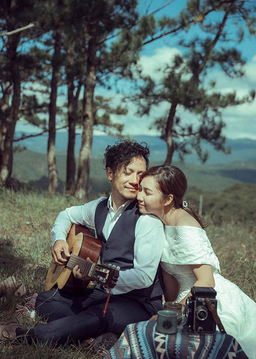 Tiến Đạt hướng dẫn vợ luyện tập nhẹ nhàng để tinh thần sảng khoái và chọn mua sữa, trái cây, thuốc bổ cho vợ bồi dưỡng.