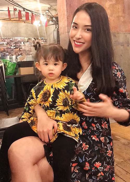 Tháng 9/2018, Mai Hồ hạ sinh con gái Mai Vi.