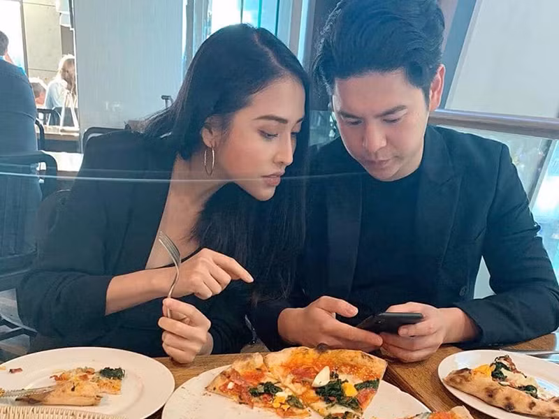 Vợ chồng Mai Hồ không khác cặp đôi mới yêu nhau khi có thói quen diện đồ đôi trong mỗi dịp hẹn hò.