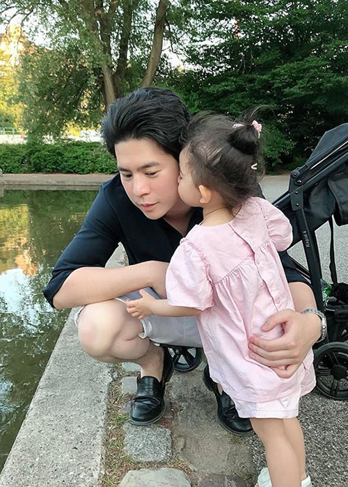Mai Hồ thường xuyên đăng tải hình ảnh con gái quấn quýt bố.