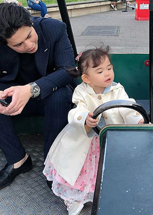 Bé Mai Vi thừa hưởng nhiều nét đẹp của bố mẹ.