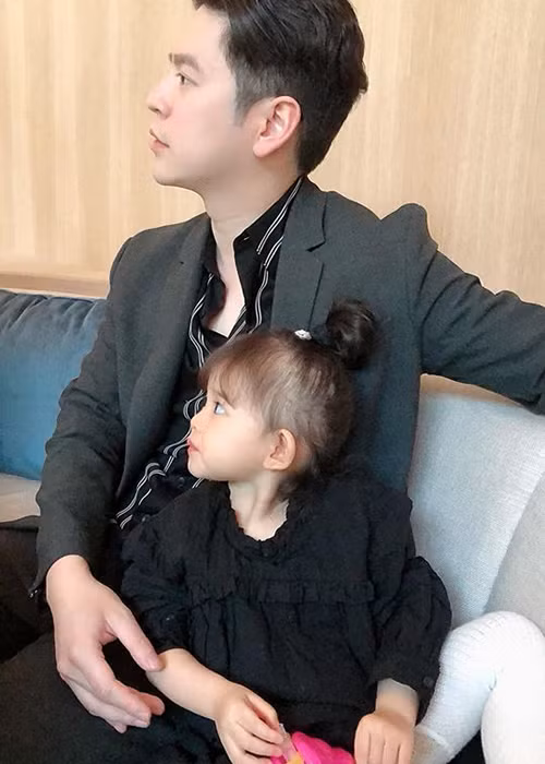 Bé Mai Vi được nhận xét là bản sao của bố.