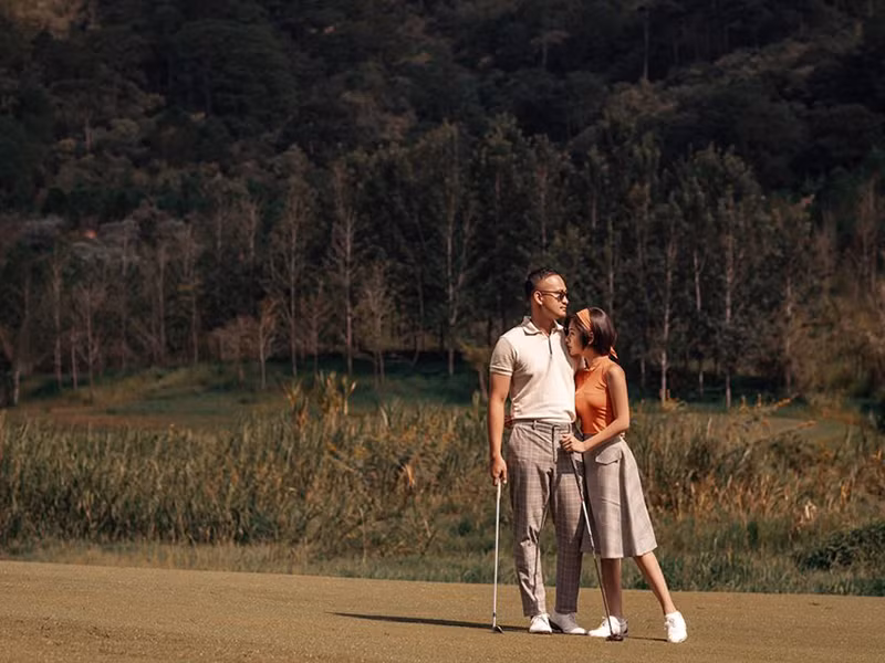 Cặp đôi thường xuyên khoe ảnh hẹn hò ở sân golf.