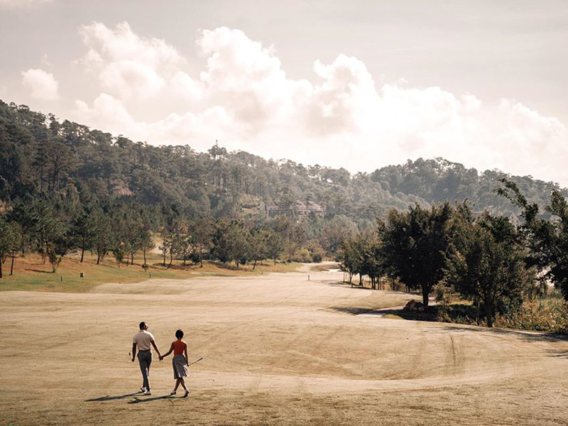 Sau khi kết hôn, Thu Hoài tiếp tục công việc dẫn chương trình, đóng phim.