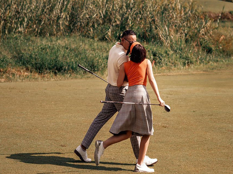 Thu Hoài và chồng sắp cưới khóa môi ngọt ngào trên sân golf.