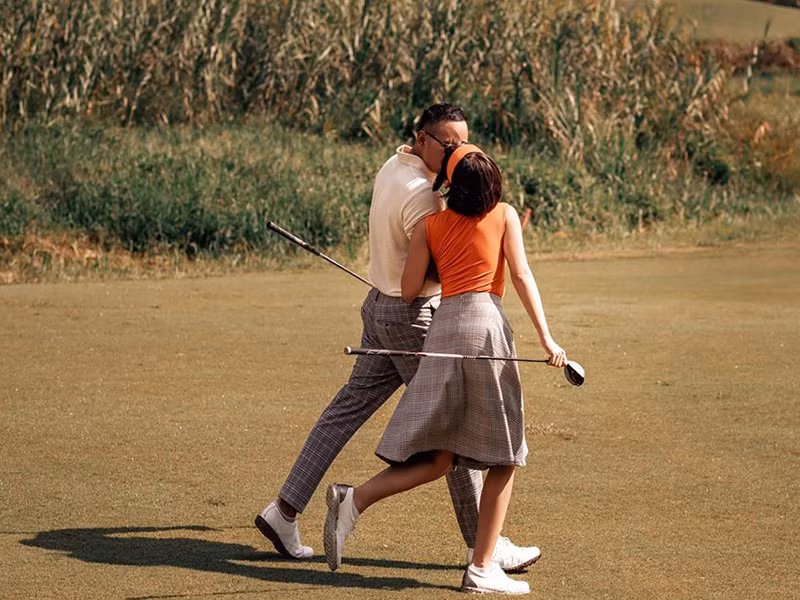Thu Hoài và chồng sắp cưới khóa môi ngọt ngào trên sân golf.