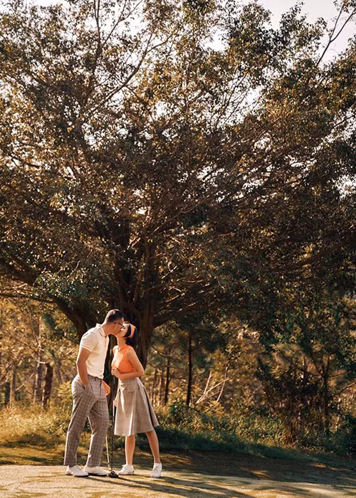 Mới đây, đôi uyên ương khoe bộ ảnh được chụp ở nơi tình yêu bắt đầu. Đó là sân golf.