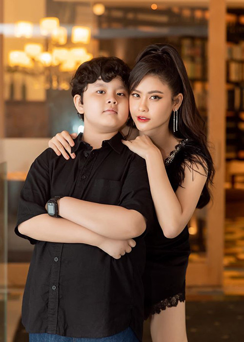 Trương Quỳnh Anh từng tâm sự, cô và chồng cũ luôn muốn con trai có thể thoải mái đi chơi cùng ba mẹ nhưng vì mối quan hệ hậu ly hôn giữa cô và chồng cũ bị dư luận quá chú ý nên cả ba ít xuất hiện bên nhau như trước.