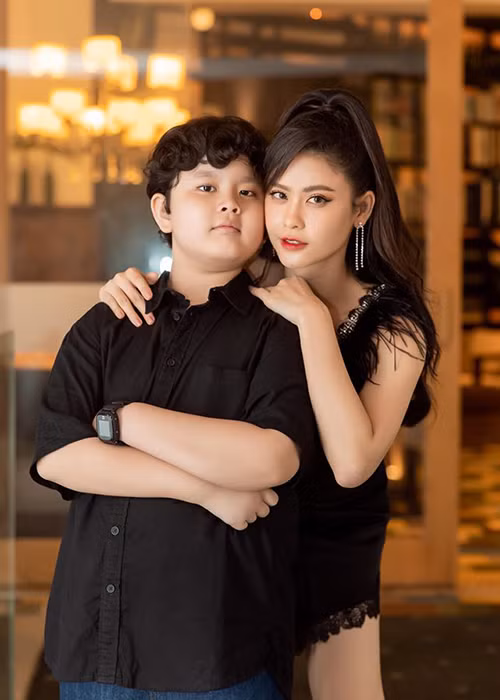 Trương Quỳnh Anh từng tâm sự, cô và chồng cũ luôn muốn con trai có thể thoải mái đi chơi cùng ba mẹ nhưng vì mối quan hệ hậu ly hôn giữa cô và chồng cũ bị dư luận quá chú ý nên cả ba ít xuất hiện bên nhau như trước.