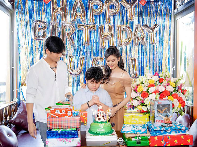 Hình ảnh cặp đôi một thời tái hợp trong dịp sinh nhật con trai.