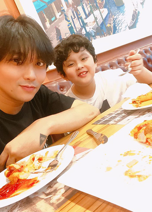 Tim và vợ cũ đều muốn bù đắp nhiều thứ cho con trai.