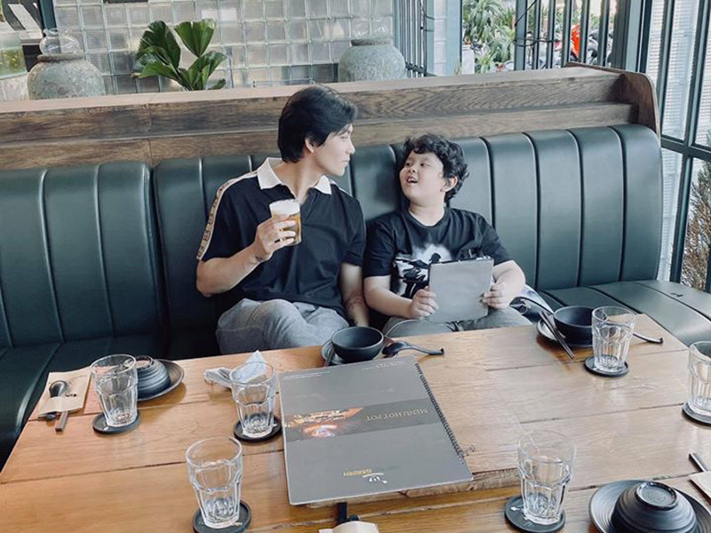 Tim và Trương Quỳnh Anh không còn sống chung nhà như hồi mới ly hôn. Hiện tại, con trai của cặp đôi được phân thời gian sống cùng ba mẹ.