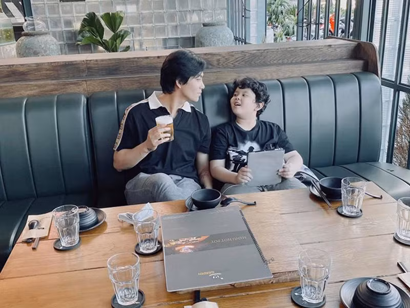 Tim và Trương Quỳnh Anh không còn sống chung nhà như hồi mới ly hôn. Hiện tại, con trai của cặp đôi được phân thời gian sống cùng ba mẹ.