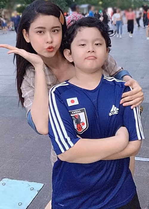 Nữ ca sĩ cũng không nói nhiều về chồng cũ vì sợ ảnh hưởng đến cuộc sống của hai người cũng như gia đình.