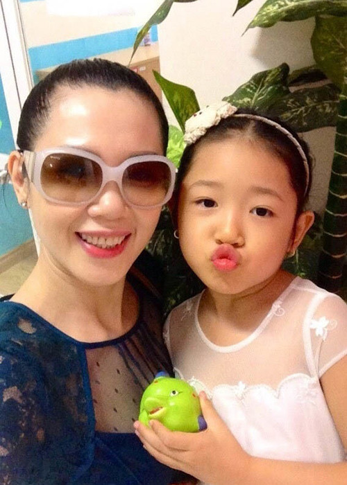 Cuộc hôn nhân của Vi Thị Đông kéo dài không lâu. Hiện tại, cô vẫn gắn bó với công việc hàng không và một mình nuôi con gái. Ảnh: Zing