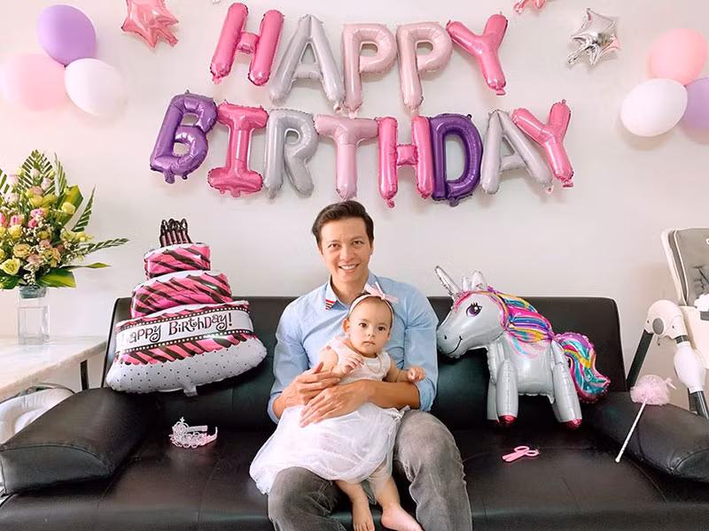 "Giờ mỗi ngày nhìn con lớn lên, chạy chơi lăn nghịch nó “đã” lắm. Có con rồi tôi chỉ thích ở nhà chơi với con", siêu mẫu đình đám một thời chia sẻ.