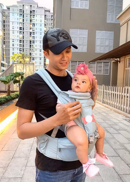 Nam người mẫu từ bỏ việc hút thuốc, uống rượu vì sợ ảnh hưởng đến con gái.