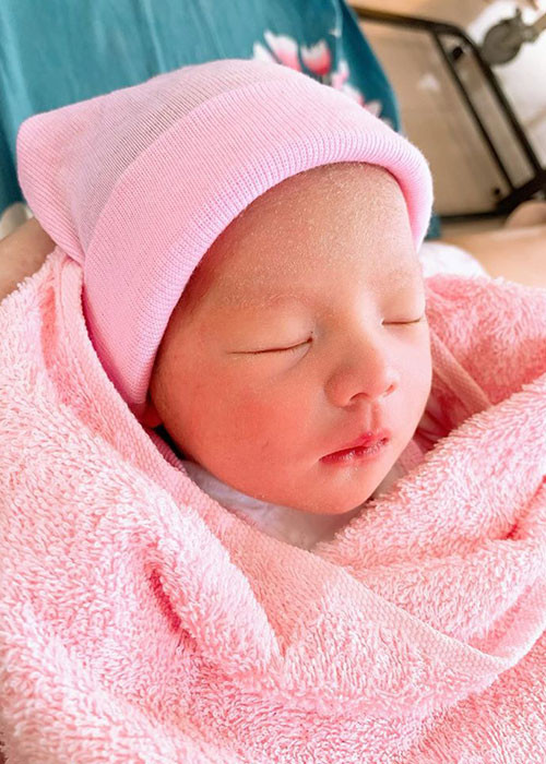 Đầu tháng 8, con gái thứ hai của Dương Hoàng Anh chào đời khiến hạnh phúc của vợ chồng nam diễn viên thêm viên mãn.