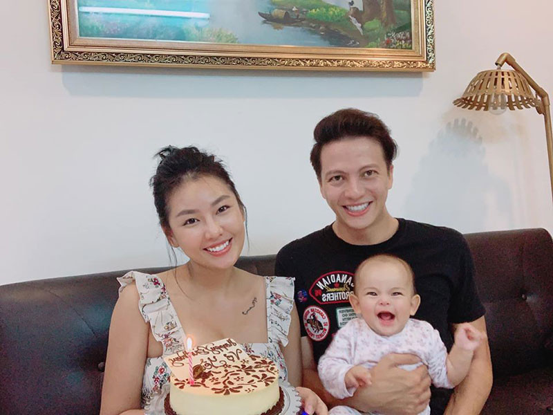 Hồng Nga sinh năm 1995, kém Dương Hoàng Anh đến 15 tuổi và sở hữu nhan sắc xinh đẹp.