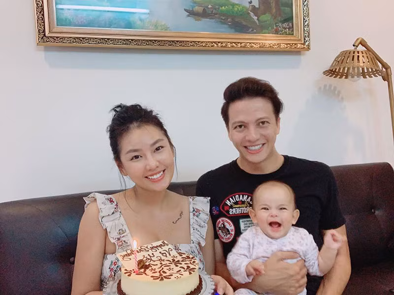 Hồng Nga sinh năm 1995, kém Dương Hoàng Anh đến 15 tuổi và sở hữu nhan sắc xinh đẹp.