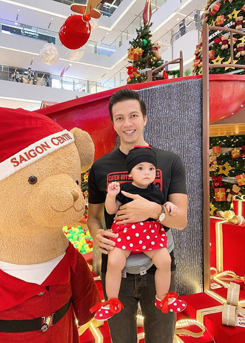 Dương Hoàng Anh tỏ ra rất cưng chiều con gái Bảo Ngọc.