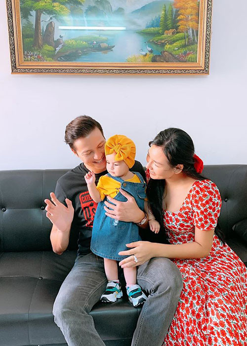 Hoàng Anh thương vợ vất vả khi mang bầu. Vì vậy, sau khi Hồng Nga sinh con, anh sẵn sàng làm việc nhà để giúp đỡ vợ.