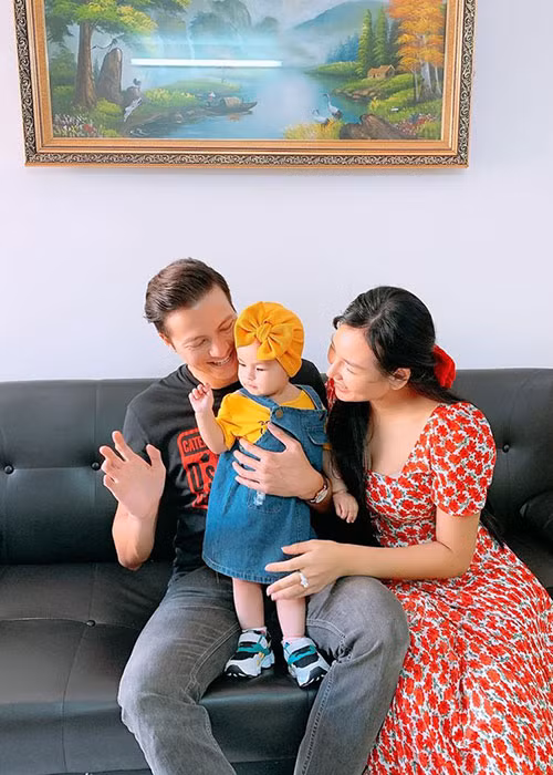 Hoàng Anh thương vợ vất vả khi mang bầu. Vì vậy, sau khi Hồng Nga sinh con, anh sẵn sàng làm việc nhà để giúp đỡ vợ.