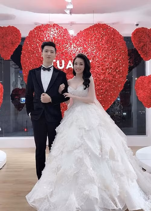 Trọng Hưng và Âu Hà My kết hôn vào tháng 10/2019. Trước ồn ào, Trọng Hưng được biết đến là người chồng hết mực chiều chuộng vợ.