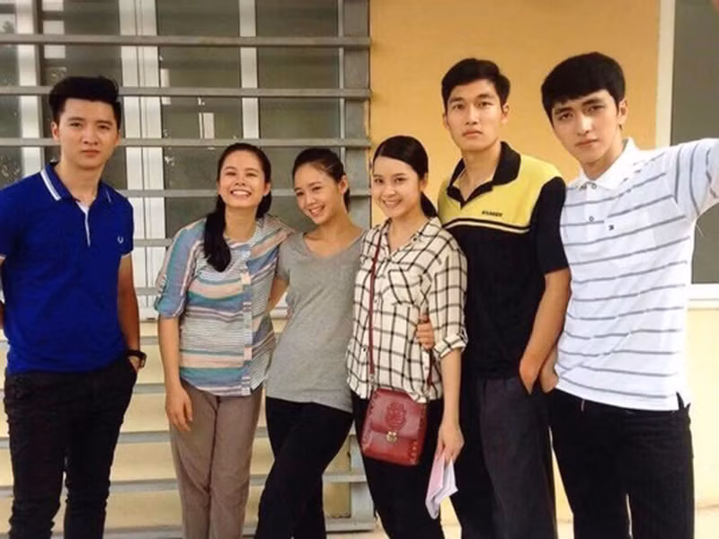 Sau “Đi qua mùa hạ”, Trọng Hưng im hơi lặng tiếng trong khi các bạn diễn của anh như Quỳnh Kool, Đình Tú, Bình An tiếp tục tỏa sáng, đóng nhiều bộ phim đình như “Nhà trọ Balanha”, “Đừng bắt em phải quên”, “Những cô gái trong thành phố”. Ảnh: Vietnamnet