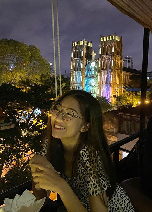 Hà Thi đang dành nhiều thời gian trau dồi các kỹ năng, đặc biệt kỹ năng trình diễn trên sân khấu.