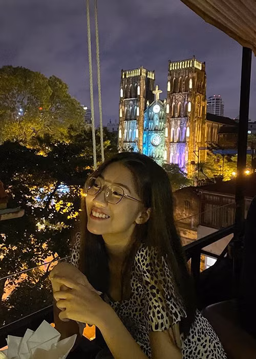 Hà Thi đang dành nhiều thời gian trau dồi các kỹ năng, đặc biệt kỹ năng trình diễn trên sân khấu.