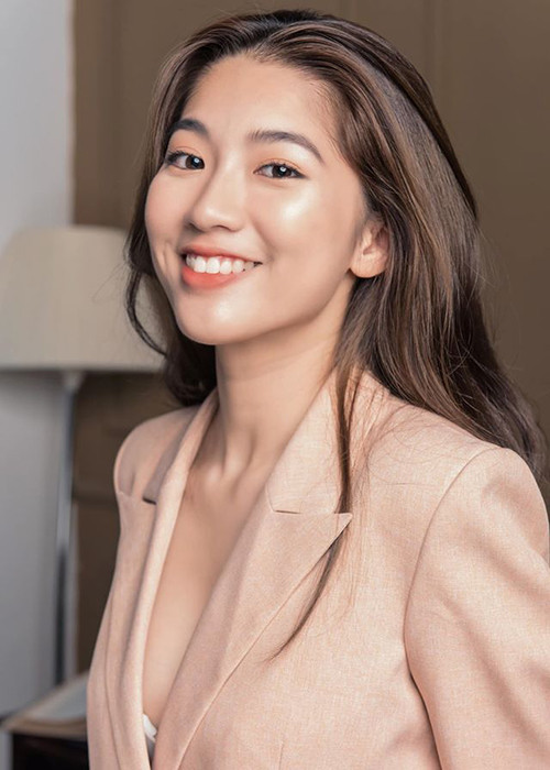 Hà Thi sinh năm 2001, có 12 năm là học sinh giỏi, 3 năm cấp 3 đều nhận được học bổng học sinh xuất sắc của trường THPT Hà Nội – Amsterdam.