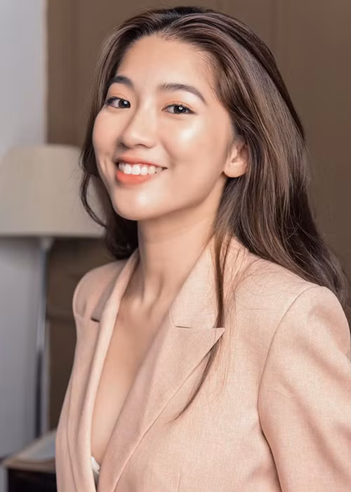 Hà Thi sinh năm 2001, có 12 năm là học sinh giỏi, 3 năm cấp 3 đều nhận được học bổng học sinh xuất sắc của trường THPT Hà Nội – Amsterdam.