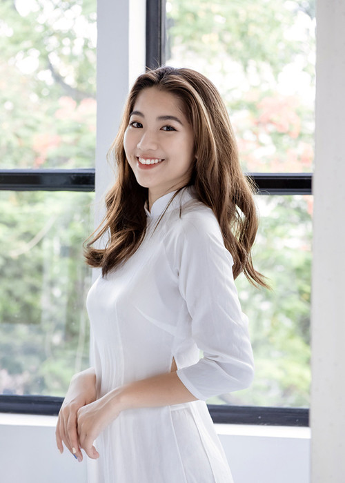 Về trình độ ngoại ngữ, Hà Thi đạt điểm IELTS 7.0 và điểm SAT 600/800 ngay trong lần thi đầu tiên.