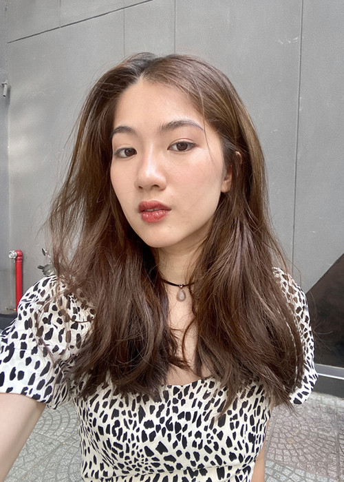 Tuy nhiên, Hà Thi lại theo học ngành truyền thông quốc tế của Đại học nghiên cứu Erasmus University Rotterdam, Hà Lan. Ngôi trường này xếp thứ 195 trên toàn thế giới.