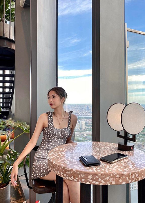 Hà Thi sở hữu gương mặt xinh xắn, vóc dáng cân đối. Tuy nhiên, chiều cao của cô khá khiêm tốn (1m65).