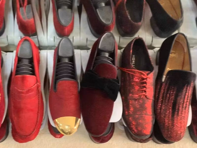 "Ông hoàng nhạc Việt" nghiện mua giày hiệu để phục vụ cho việc ca hát.