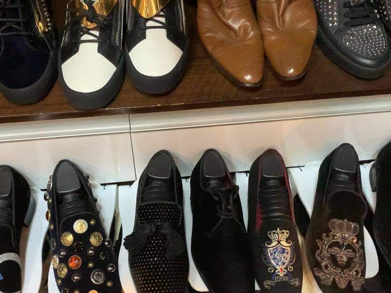 Những đôi giày hàng hiệu của Đàm Vĩnh Hưng được sắp xếp ngăn nắp trong phòng chứa đồ của nam ca sĩ.