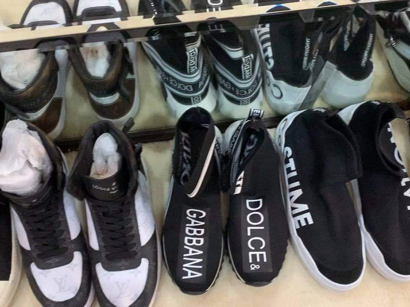 Ngoài giày, túi xách, quần áo, phụ kiện của Đàm Vĩnh Hưng cũng được thanh lý.