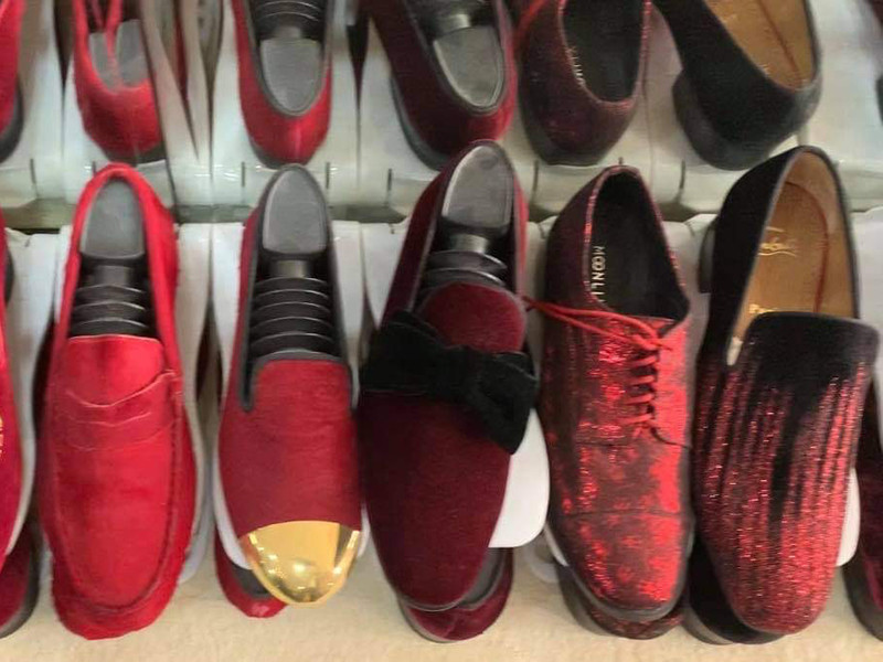 "Ông hoàng nhạc Việt" nghiện mua giày hiệu để phục vụ cho việc ca hát.