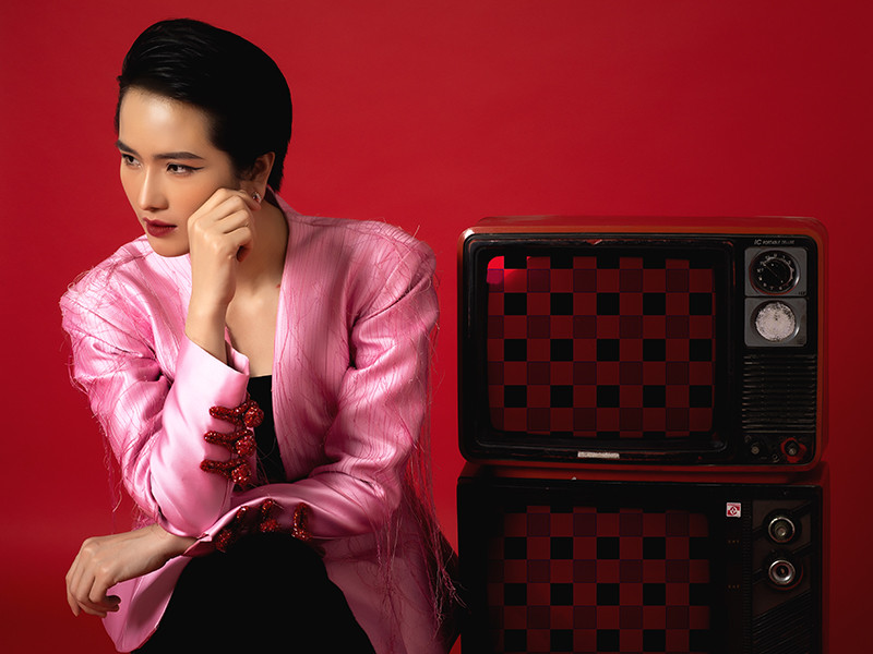 Sự thiếu thốn khi còn nhỏ cộng với nỗi ê chề vì bị chê cười khi mới khởi nghiệp khiến người mẫu Cao Thuỳ Dương quyết tâm phải thành công và đổ tiền vô tội vạ vào hàng hiệu, xe sang, nhà đẹp. Cô cũng tích cực khoe tài sản khi có điều kiện kinh tế dư giả. Tuy nhiên, sau khi rời showbiz, cô từ bỏ thói quen mua sắm hàng hiệu.