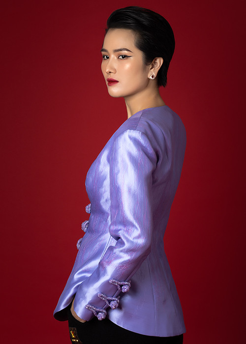 Thùy Dương trải lòng, cô vốn sinh ra trong một gia đình rất nghèo, có tuổi thơ gắn liền với đôi dép tổ ong rách vá.