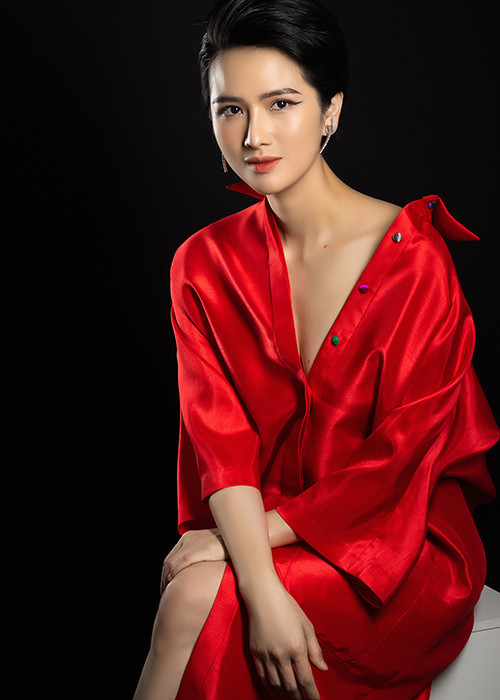 Mẫu đồng hồ đắt nhất Cao Thùy Dương từng mua trị giá 50 nghìn USD. Ngoài ra, cô liên tục đổi những chiếc xe đời mới nhất và từng sở hữu một chiếc Porsche trị giá 5 tỷ đồng.