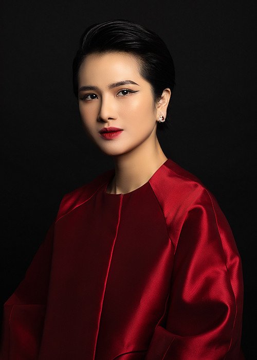 Cao Thùy Dương nhớ có lần mua hết hơn 200 triệu đồng tiền quần bò hoặc hơn 500 triệu đồng cho bộ sưu tập váy áo, mua 4-5 chiếc túi hàng hiệu một lần với tổng trị giá cả tỷ đồng.