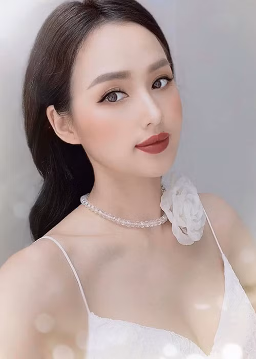 Người đẹp sinh năm 1989 chọn kinh doanh trong lĩnh vực làm đẹp.