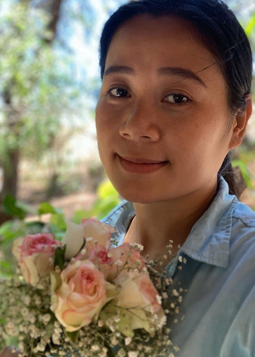 Vai Đủ của Trinh Tuyết Hương là người phụ nữ nóng nảy, có con trai với Tư nhưng hai người không đến được với nhau do lời hứa ở vậy của Tư với người vợ quá cố.