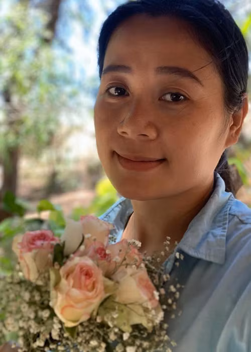 Vai Đủ của Trinh Tuyết Hương là người phụ nữ nóng nảy, có con trai với Tư nhưng hai người không đến được với nhau do lời hứa ở vậy của Tư với người vợ quá cố.