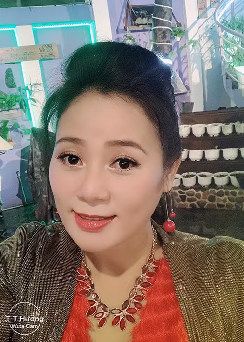 Tuyết Hương kín tiếng về chuyện tình cảm.