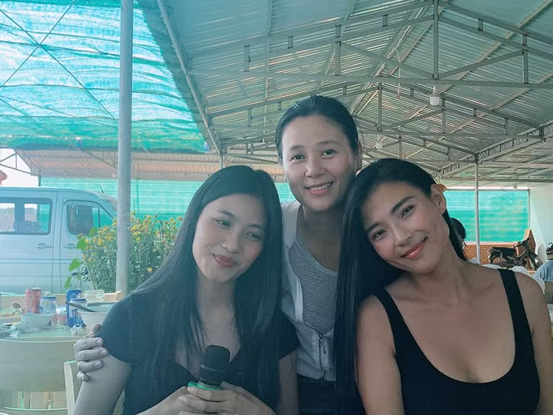 Giống như Thúy Nga và Thúy Diễm, Tuyết Hương đã phải tăng cân, phơi da thật đen và không trang điểm để phù hợp với vai diễn trong bộ phim "Cát đỏ".